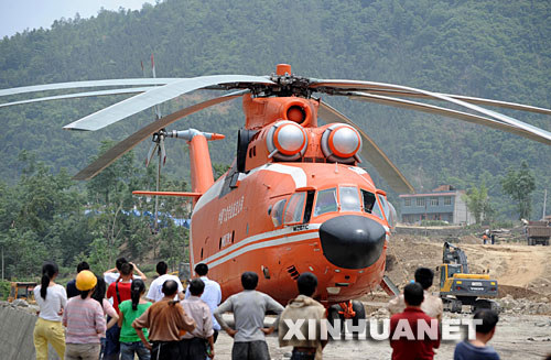 6月2日，群眾在北川縣擂鼓鎮觀看米―26直升機。米－26直升機從唐家山堰塞湖壩頂吊運搶險物資設備至北川擂鼓鎮的工作于當日結束。在唐家山堰塞湖搶險中，可以懸吊近20噸重貨物的米―26直升機發揮了重要作用。正是有了它，挖掘機、推土機、自卸車這些重型裝備和大量油料才能順利運上壩頂，搶險施工才能全面展開。