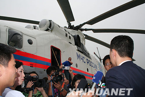 5月25日15时50分许，由俄罗斯支援中国四川抢险救灾的一架米-26重型运输直升机飞抵四川德阳市广汉机场，将执行吊运大型机械设备的任务。这架米-26直升机是从俄罗斯直接飞到国内的，到达四川广汉后，又于当日下午17时许飞抵绵阳机场。这是来自南航的本次飞行任务的领航员（右）在接受记者采访。