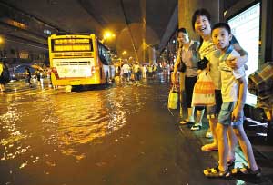 環市西路一公交站路面也了一積水。