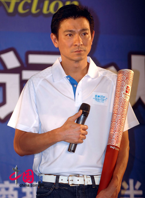 刘德华出席三亚爱心大使火炬义卖活动(图)