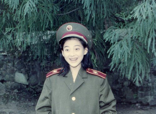 梅婷在博客中曝光了二十年前的珍贵照片,其中有一张是她第一次穿军装