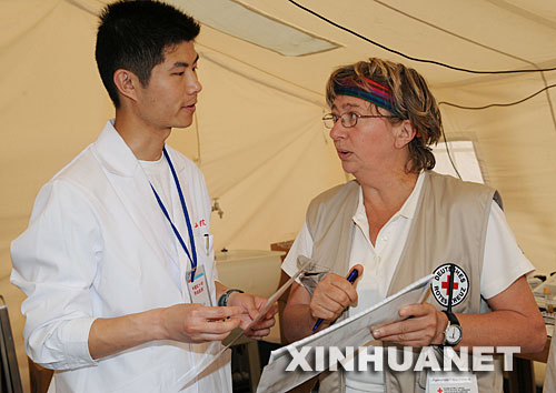 德国医生汉内洛蕾（右）在四川省都江堰市的中德红十字会野战医院与来自上海的医生徐栋交谈