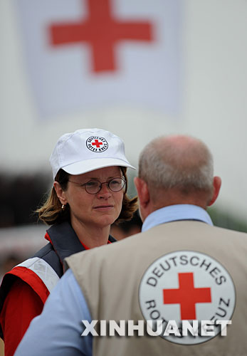两名德国红十字会的专家在四川省都江堰市的中德红十字会野战医院交流伤员救治情况
