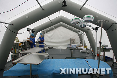 两名来自上海的医护人员在都江堰市的中德红十字会野战医院里工作