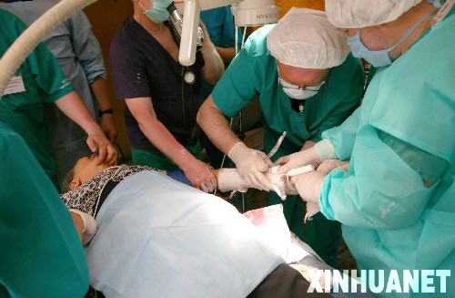 5月21日，俄罗斯医生为77岁的黄文芬老人做手术。