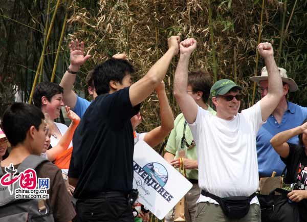 08年6月5日上午11時，來自臥龍的奧運熊貓在北京動物園首次與遊人見面。(中國網 張琳攝) 