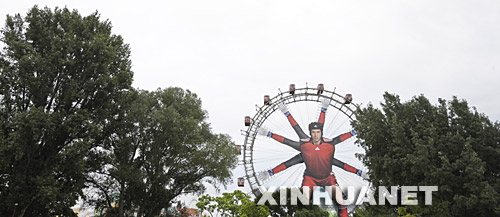 6月5日，在奥地利首都维也纳快乐公园的摩天轮上，一幅展示捷克国家足球队守门员切赫的巨型宣传画揭幕。2008年欧锦赛将于6月7日开幕。