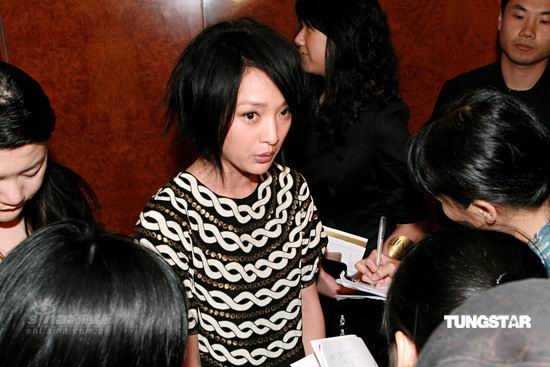组图：周迅获封成功女性将带粽子赴四川送温暖