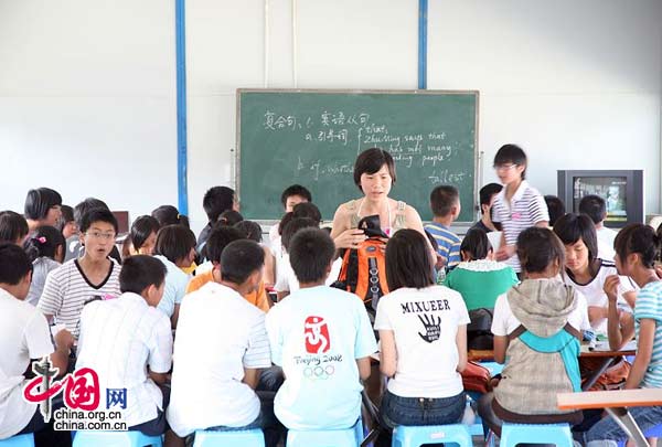  都江堰幸福家园赈灾居民安置点的学校内老师在上课。（摄影 杨佳)