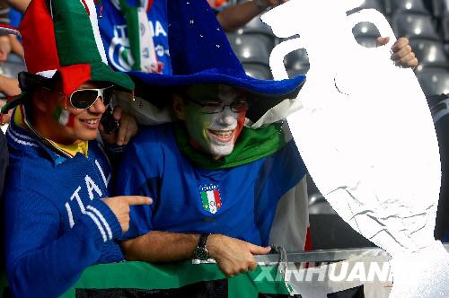  6月9日，義大利球迷在等待比賽開始。當日，在瑞士伯爾尼舉行的2008年歐錦賽C組的一場比賽中，義大利隊將對陣荷蘭隊。 