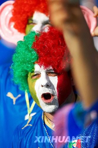 6月9日，意大利球迷在等待比赛开始。当日，在瑞士伯尔尼举行的2008年欧锦赛C组的一场比赛中，意大利队将对阵荷兰队。 