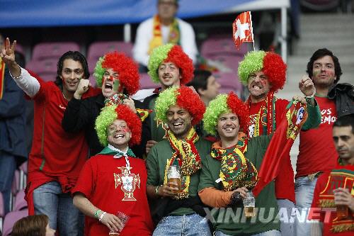 6月7日，葡萄牙球迷在日内瓦体育场等待比赛开始。当晚，2008年欧洲足球锦标赛正式开赛，土耳其队将在日内瓦格内夫球场迎战小组赛A组的首个对手葡萄牙队。 新华社记者廖宇杰摄 