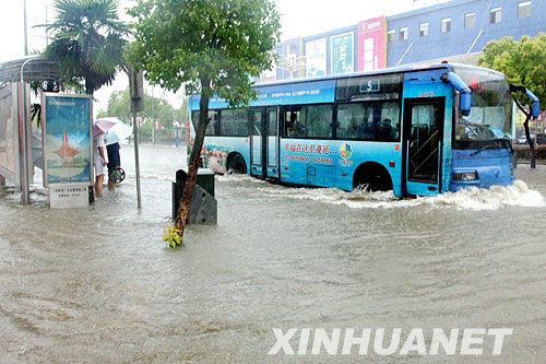 6月10日，南昌市南京東路部分路段積水嚴重，一公交站臺被雨水淹沒。 受連日暴雨的影響，江西南昌市城區多處發生內澇。