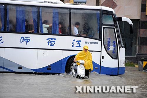 6月10日，南昌市南京東路積水嚴重。 6月8日開始的暴雨已導致江西部分河流水位超警戒線，部分房屋倒塌，農田被淹，一座水庫出現險情。據江西省防汛抗旱總指揮部介紹，截至6月10日11時，江西22個縣約41萬人受災，提前轉移群眾3305人。 新華社記者 宋振平 攝 