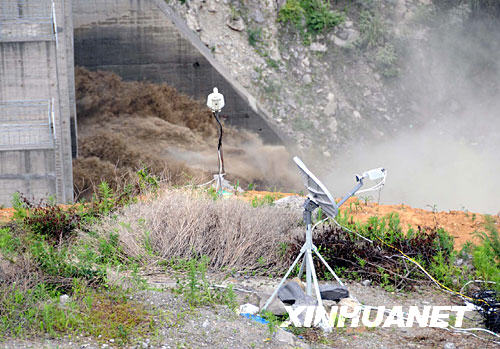 设置在北川通口河电站上的仪器24小时监测水情(6月10日摄)。