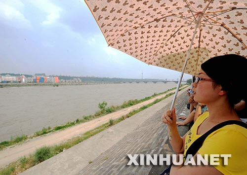 6月10日，市民在綿陽市的堤壩上觀看唐家山堰塞湖泄流洪水。 