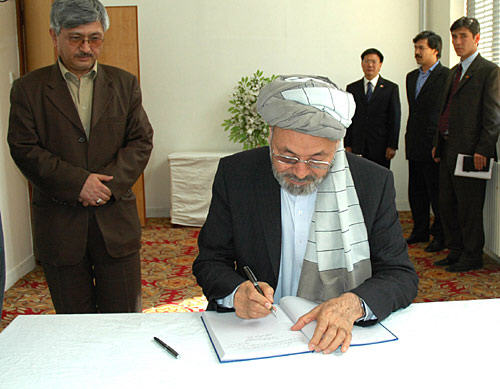 5月20日，在阿富汗首都喀布尔的中国驻阿富汗大使馆，阿富汗副总统哈利利在吊唁簿上留言。