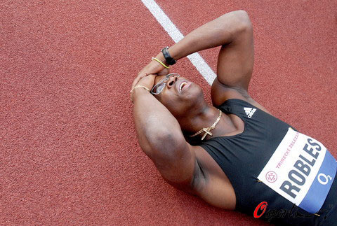 圖文-羅伯斯打破110米欄世界紀錄這一幕永生難忘