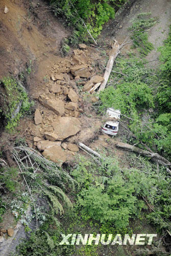 6月14日，在日本宮城縣栗原市，一輛汽車被地震引起的山體滑坡掩埋。