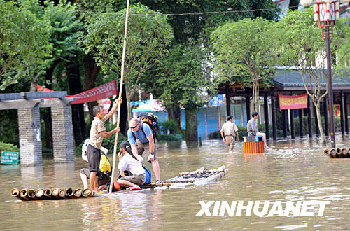 6月13日，當地群眾幫助受困外國遊客轉移。