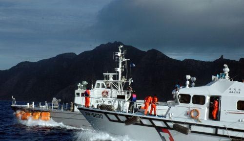 “台灣保釣聯盟”15日晚間出海前往釣魚島“宣示主權”，一路保護保釣船的台灣海巡巡防艇（前）16日在釣魚島海域，與日本保安廳巡邏艇對峙，場面緊張