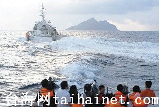 正當大家高興釣魚島在望，日本艦艇突掉轉船頭涌起大浪阻撓。