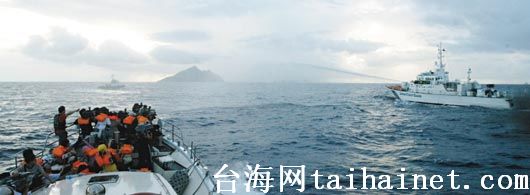 日艦噴水驅趕。保釣行動聯盟昨天到釣魚島“宣示主權”，遭受日本艦艇噴水柱干擾。