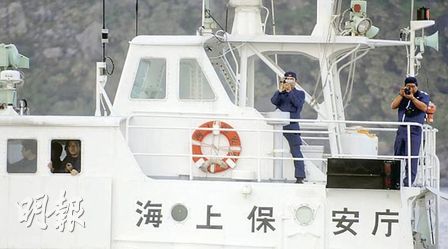 日本海上保安廳巡邏艇人員對準臺艦拍照。