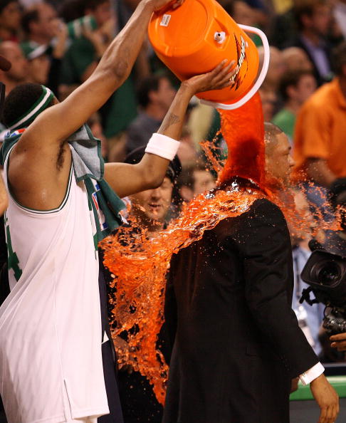 图文-[NBA]湖人92-131凯尔特人颁奖前的恶搞
