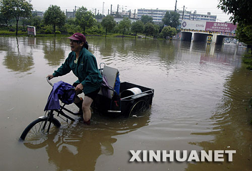 江西局部出现暴雨[组图]