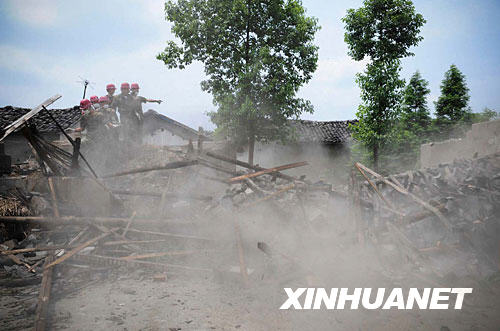 抗震救灾官兵帮助绵竹市板桥镇村民清理危房瞬间（6月19日摄）。