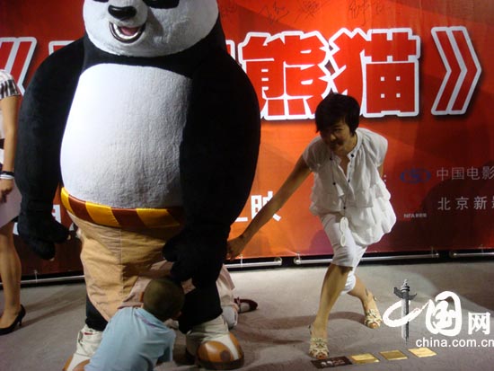 苏岩为功夫熊猫穿裤子 调皮俏丽逗乐全场