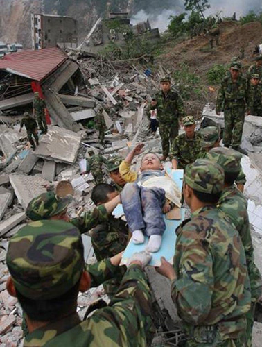 在地震发生十余小时后,一位满脸是血的北川男孩——3岁的郎铮从废墟中被救出。