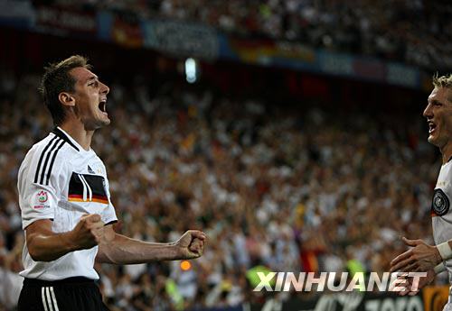 月25日，德國隊球員米·克洛澤（左）與隊友慶祝進球。當日，德國隊在瑞士巴塞爾舉行的2008歐洲足球錦標賽準決賽中以3比2戰勝土耳其隊，晉級決賽。