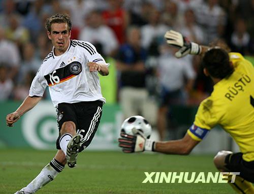 6月25日，德国队球员拉姆（左）攻入致胜一球