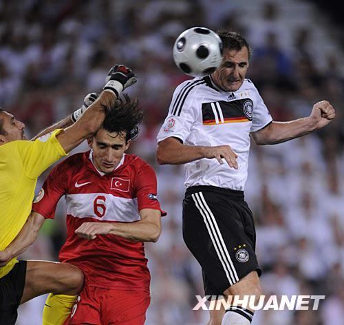 6月25日，德國隊球員米·克洛澤（右）在比賽中頭球得分的瞬間。