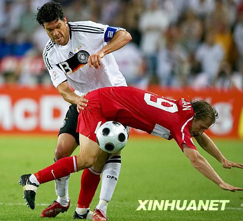  6月25日，德國隊球員邁·巴拉克（左）在比賽中與土耳其隊球員阿伊罕拼搶。當日，在瑞士巴塞爾進行的2008年歐錦賽準決賽中，德國隊以3比2戰勝土耳其隊。 新華社記者 徐金泉攝