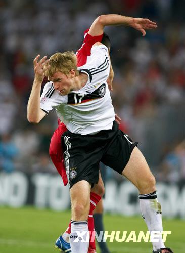 6月25日，德國隊球員佩·默特薩克（前）在比賽中與土耳其隊球員拼搶。當日，在瑞士巴塞爾進行的2008年歐錦賽準決賽中，德國隊以3比2戰勝土耳其隊。新華社記者徐金泉攝