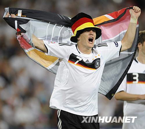 6月25日，德國隊球員巴·施魏因施泰格慶祝勝利。當日，在瑞士巴塞爾進行的2008年歐錦賽準決賽中，德國隊以3比2戰勝土耳其隊。