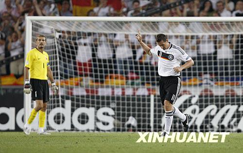  6月25日，德國隊球員米·克洛澤（右）慶祝進球。當日，德國隊在瑞士巴塞爾舉行的2008歐洲足球錦標賽準決賽中以3比2戰勝土耳其隊，晉級決賽。 新華社記者 廖宇傑攝