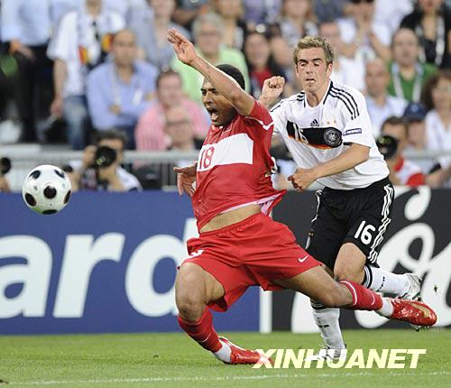  6月25日，德國隊球員菲·拉姆（右）與土耳其隊球員卡西姆拼搶。當日，在瑞士巴塞爾進行的2008歐洲足球錦標賽準決賽中，德國隊迎戰土耳其隊。 新華社記者 郭勇攝