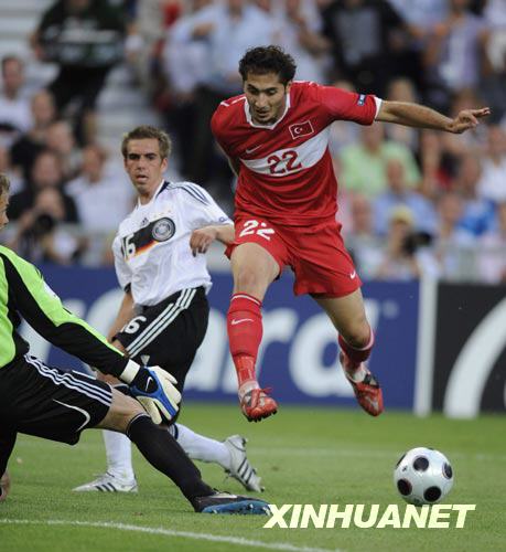 6月25日，土耳其隊球員哈密特·阿爾滕托普（右）在比賽中射門。當日，在瑞士巴塞爾進行的2008歐洲足球錦標賽準決賽中，德國隊迎戰土耳其隊。 新華社記者 郭勇攝