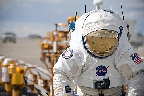宇航员、工程师和科学家们穿着新型宇航服。