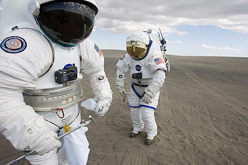 宇航员、工程师和科学家们穿着新型宇航服。