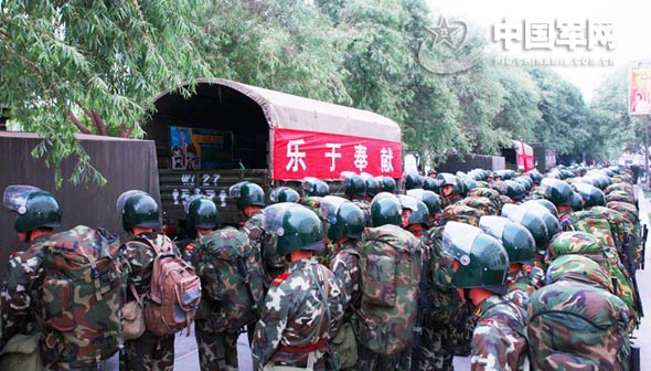 近日，武警新疆某部针对任务形势，以涉奥反恐为背景，进行了实兵针对性对抗演练。