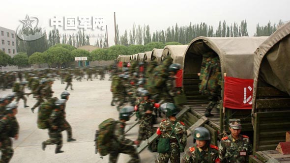 近日，武警新疆某部针对任务形势，以涉奥反恐为背景，进行了实兵针对性对抗演练。演练中设置了反劫持、反袭击、反爆炸等多个课目，从难从严、从实战出发锻炼了部队在涉奥反恐任务中的处突能力。