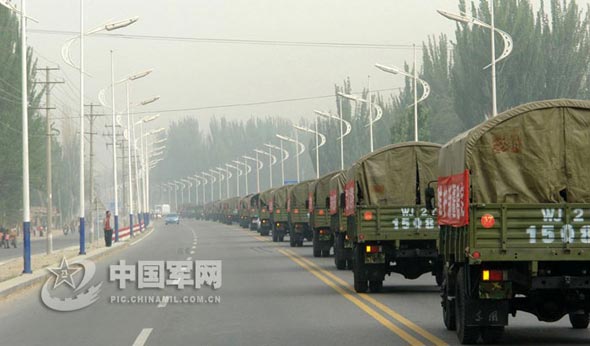 近日，武警新疆某部针对任务形势，以涉奥反恐为背景，进行了实兵针对性对抗演练。