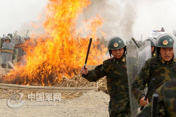 近日，武警新疆某部针对任务形势，以涉奥反恐为背景，进行了实兵针对性对抗演练。