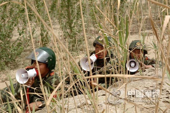 近日，武警新疆某部针对任务形势，以涉奥反恐为背景，进行了实兵针对性对抗演练。