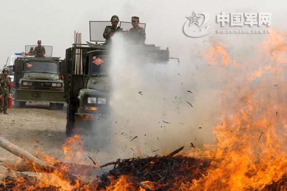 　近日，武警新疆某部针对任务形势，以涉奥反恐为背景，进行了实兵针对性对抗演练。